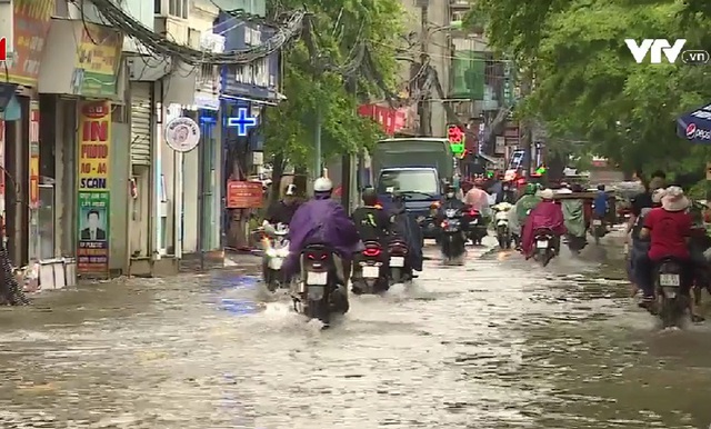 Mưa trắng trời, đường phố Hà Nội biến thành sông - Ảnh 1.