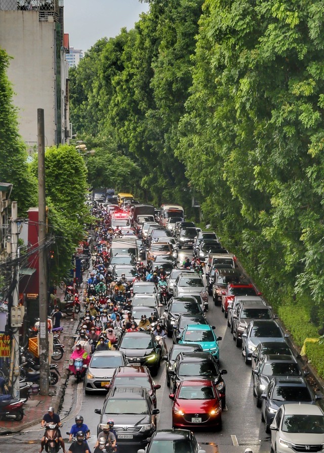 Nhiều tuyến phố Hà Nội tắc nghẽn giờ tan tầm sau cơn mưa lớn - Ảnh 4.