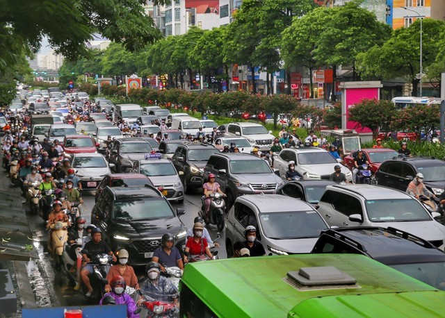 Nhiều tuyến phố Hà Nội tắc nghẽn giờ tan tầm sau cơn mưa lớn - Ảnh 1.