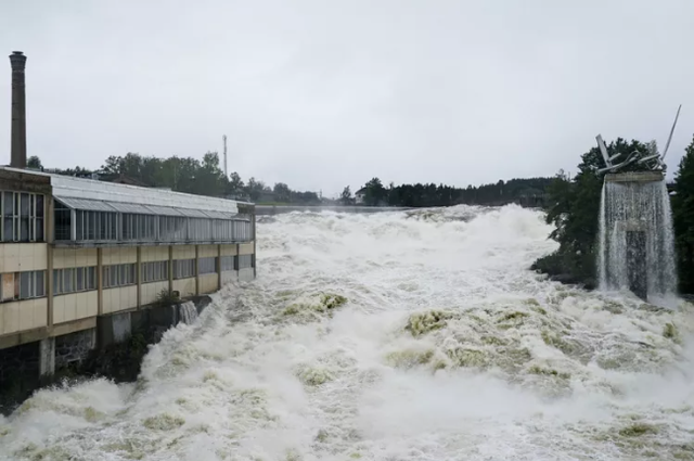 Na Uy cân nhắc sơ tán thêm dân do mưa lớn gây lũ lụt nghiêm trọng - Ảnh 1.