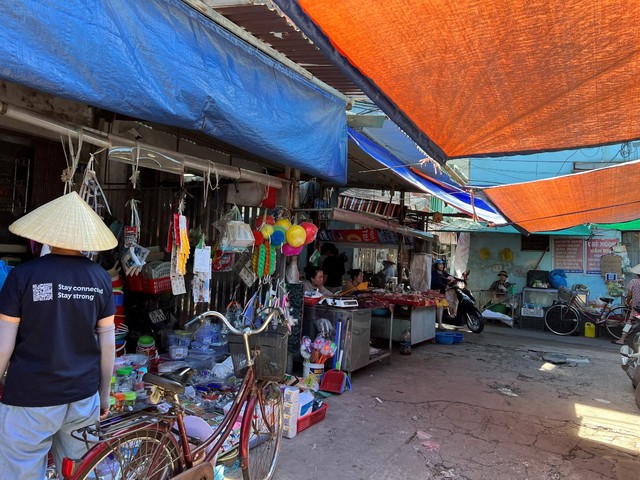 Chợ dân sinh Lĩnh Nam “phủ bụi”, xuống cấp sau nhiều năm xây dựng - Ảnh 9.