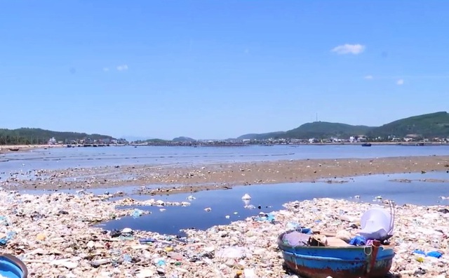 Bể rác khổng lồ ở biển Sa Huỳnh - Ảnh 2.