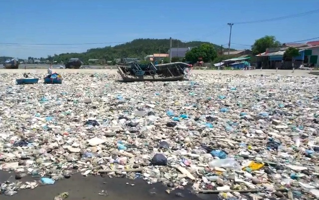 Bể rác khổng lồ ở biển Sa Huỳnh - Ảnh 3.