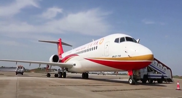 Trung Quốc trình diễn máy bay phản lực thế hệ mới ARJ21 - Ảnh 2.