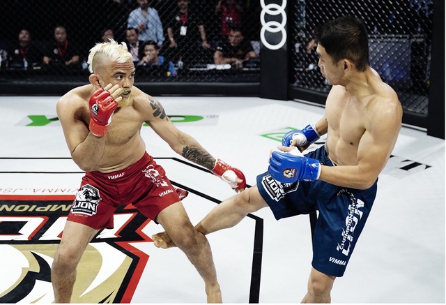 Võ sĩ người Brazil trở lại, thắng áp đảo tại giải MMA chuyên nghiệp Việt Nam - Ảnh 1.