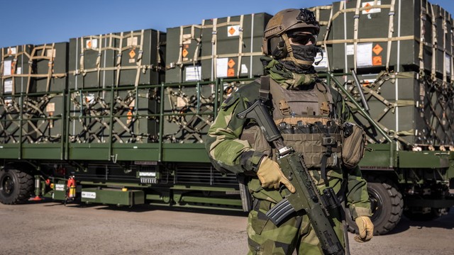Thụy Điển lên kế hoạch hỗ trợ quân sự gần 314 triệu USD cho Ukraine - Ảnh 1.