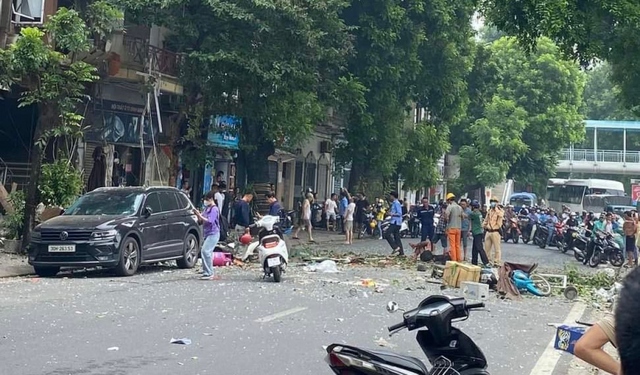 Vụ nổ lớn ở Yên Phụ: 2 người bỏng nặng được chuyển sang Bệnh viện Bỏng quốc gia - Ảnh 1.