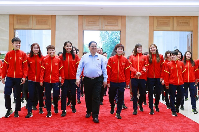 Thủ tướng Phạm Minh Chính gặp mặt, biểu dương Đội tuyển bóng đá nữ Việt Nam - Ảnh 1.