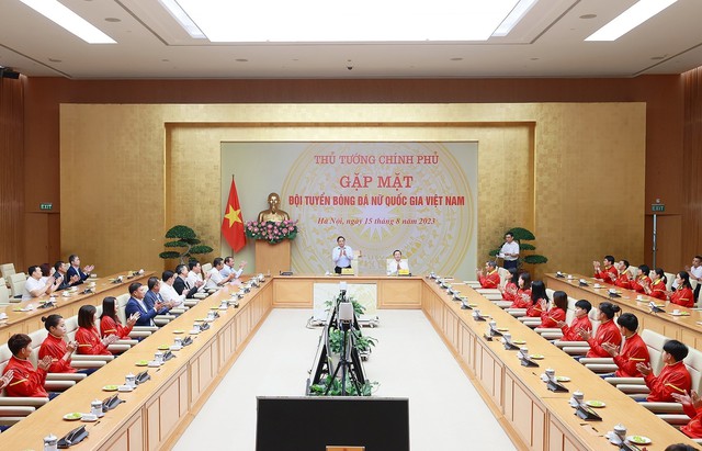 Thủ tướng Phạm Minh Chính gặp mặt, biểu dương Đội tuyển bóng đá nữ Việt Nam - Ảnh 2.