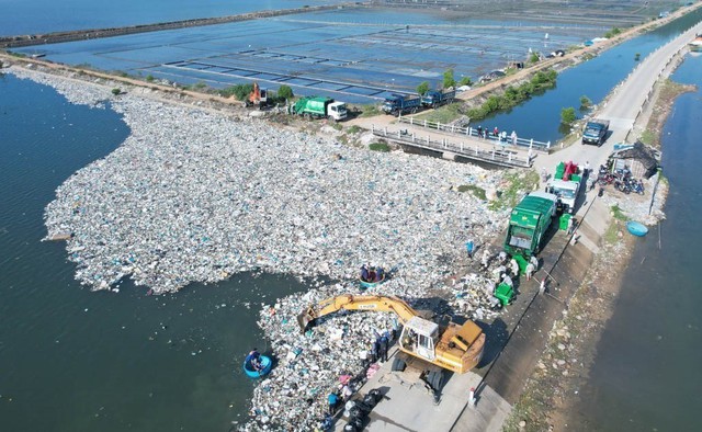 Xử lý hàng chục tấn rác thải trên cảng cá, đầm nước mặn Sa Huỳnh - Ảnh 2.