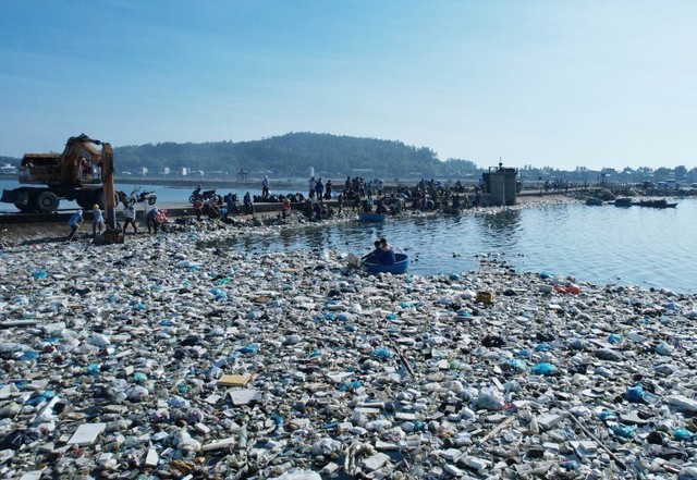 Xử lý hàng chục tấn rác thải trên cảng cá, đầm nước mặn Sa Huỳnh - Ảnh 1.