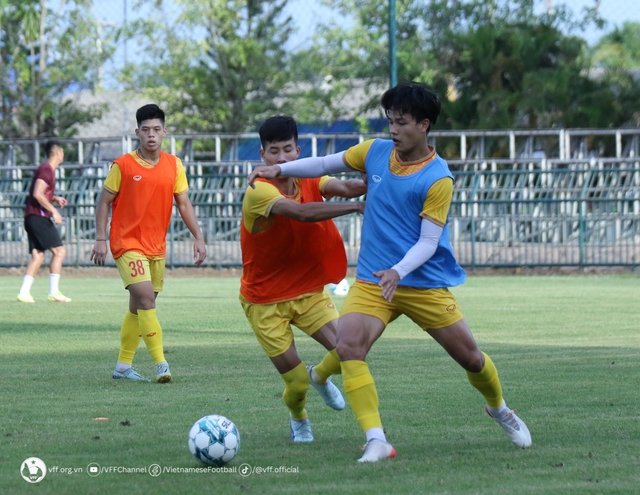 U23 Việt Nam tích cực mài sắc lối chơi sở trường trong buổi tập đầu tiên tại Rayong - Ảnh 6.