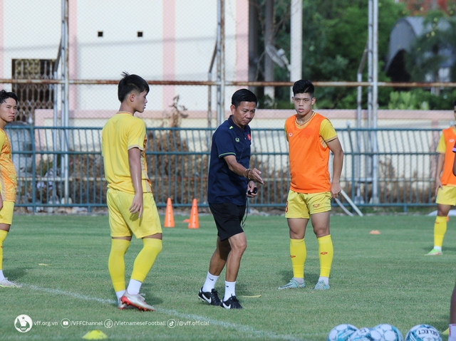 U23 Việt Nam tích cực mài sắc lối chơi sở trường trong buổi tập đầu tiên tại Rayong - Ảnh 4.