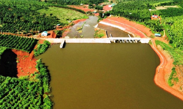 Khảo sát diễn biến sạt lở tại hồ Đắk NTing - Ảnh 1.