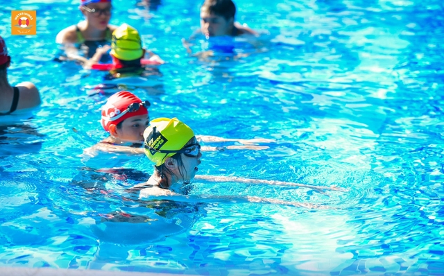 Lớp học bơi đặc biệt cho các bạn nhỏ khiếm thị - Ảnh 3.