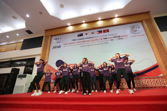 VTV Cup Ferroli 2023: Nữ VĐV bóng chuyền Hàn Quốc và Philippines hào hứng nhảy điệu ‘See tình’ - Ảnh 1.