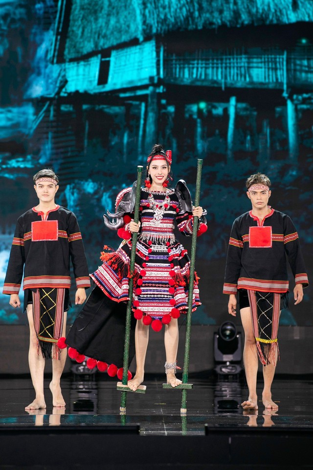 Nhà thiết kế nào sẽ thắng giải trang phục truyền thống tại Miss Grand Vietnam 2023? - Ảnh 12.