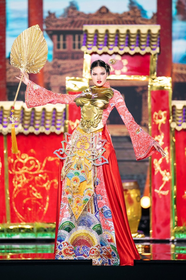 Nhà thiết kế nào sẽ thắng giải trang phục truyền thống tại Miss Grand Vietnam 2023? - Ảnh 41.