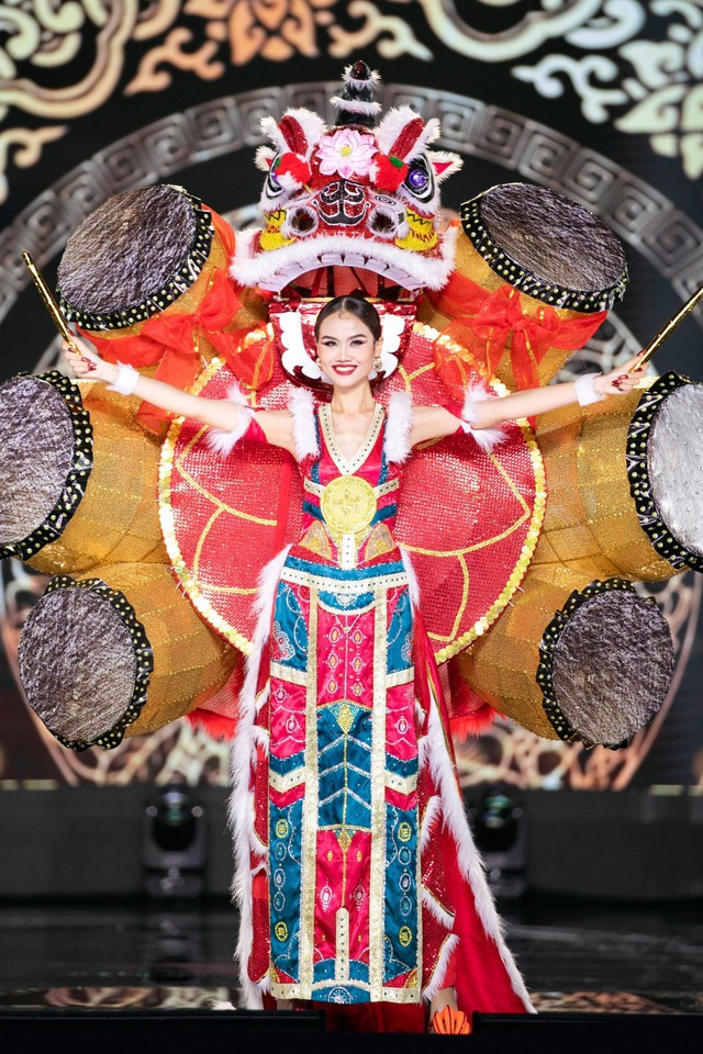 Nhà thiết kế nào sẽ thắng giải trang phục truyền thống tại Miss Grand Vietnam 2023? - Ảnh 39.