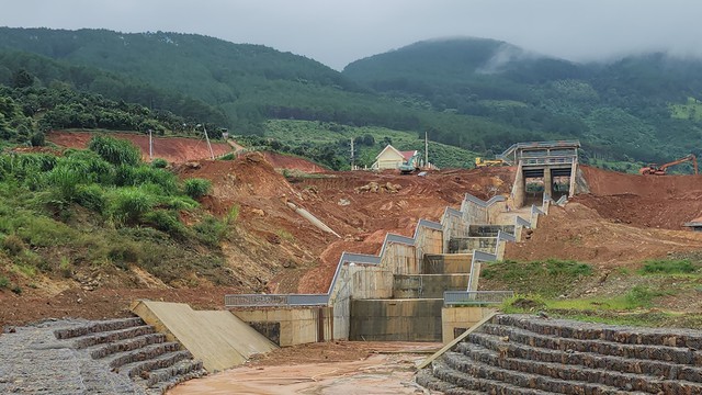 Sạt trượt đất nghiêm trọng bên dự án hồ thủy lợi, Lâm Đồng di dời nhiều hộ dân - Ảnh 1.