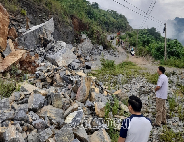 Sạt lở đất gây ách tắc giao thông trên Quốc lộ 4D qua huyện Mường Khương - Ảnh 1.