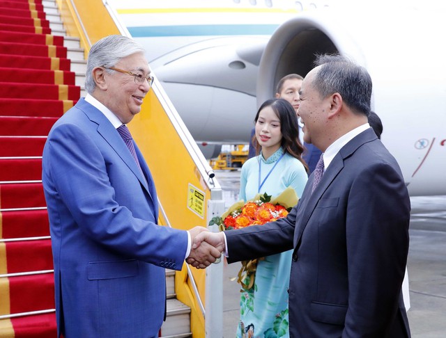 Tổng thống Kazakhstan đến Hà Nội, bắt đầu chuyến thăm chính thức Việt Nam - Ảnh 1.