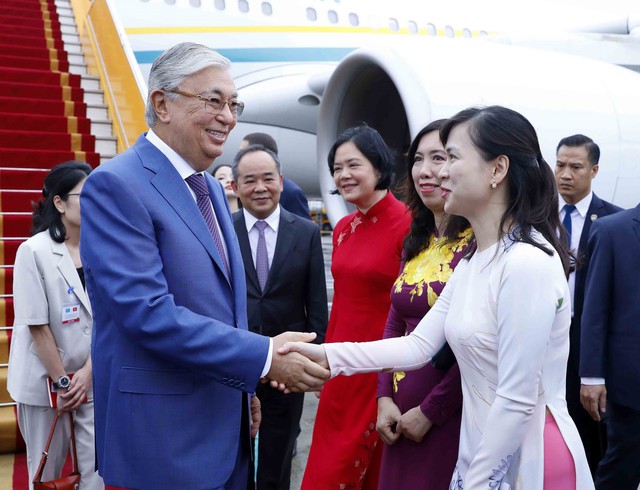 Tổng thống Kazakhstan đến Hà Nội, bắt đầu chuyến thăm chính thức Việt Nam - Ảnh 3.