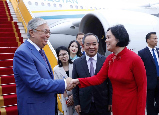 Tổng thống Kazakhstan đến Hà Nội, bắt đầu chuyến thăm chính thức Việt Nam - Ảnh 2.