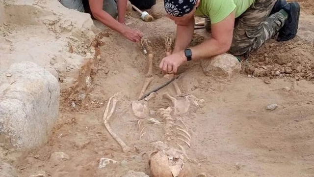 Kỳ lạ đứa trẻ ma cà rồng 400 tuổi bị chôn cất với chiếc khóa ở chân - Ảnh 1.