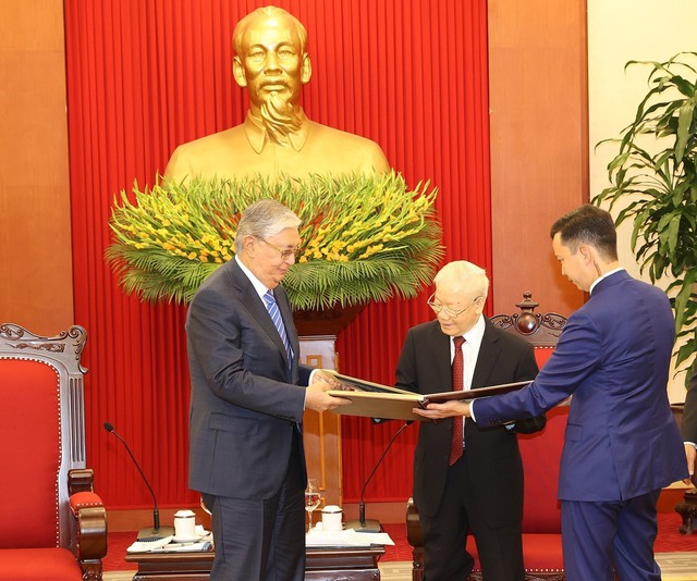 Kazakhstan coi trọng việc thúc đẩy quan hệ giữa các chính đảng với Đảng Cộng sản Việt Nam - Ảnh 2.