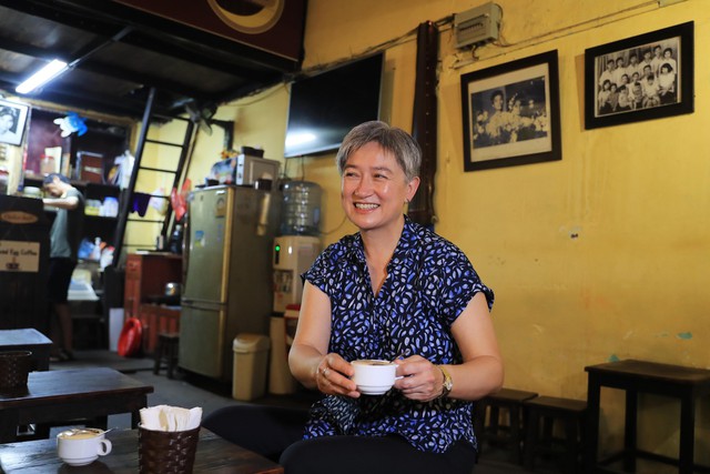 Bộ trưởng Bộ Ngoại giao Australia đi dạo Hồ Hoàn Kiếm, thưởng thức cà phê trứng ở phố cổ Hà Nội - Ảnh 4.