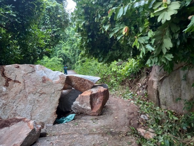 Khẩn trương khắc phục hậu quả sạt lở đá ở núi Ba Thê, An Giang - Ảnh 1.