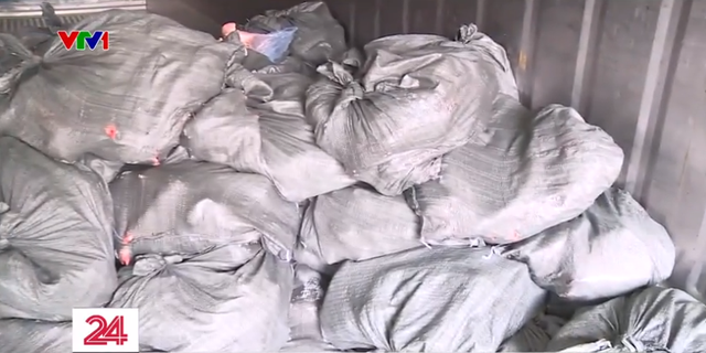 Lạng Sơn: Phát hiện gần 20 tấn móng giò đông lạnh bẩn, quá hạn sử dụng - Ảnh 3.