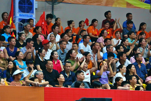 Khán giả Lào Cai mãn nhãn với cuộc so tài giữa 2 ĐT Việt Nam tại VTV Cup Ferroli 2023 - Ảnh 6.