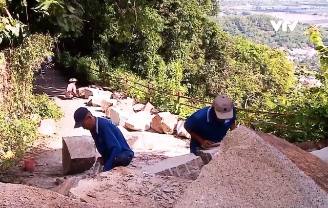 Khảo sát tình trạng sạt lở đá tại núi Ba Thê (An Giang) - Ảnh 1.