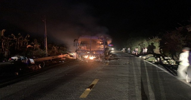 Cháy xe khách trên đèo Khánh Lê, hơn 20 người may mắn thoát nạn - Ảnh 2.