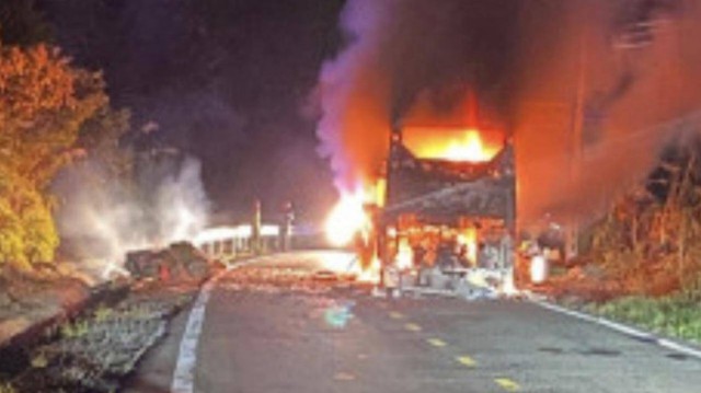 Cháy xe khách trên đèo Khánh Lê, hơn 20 người may mắn thoát nạn - Ảnh 1.