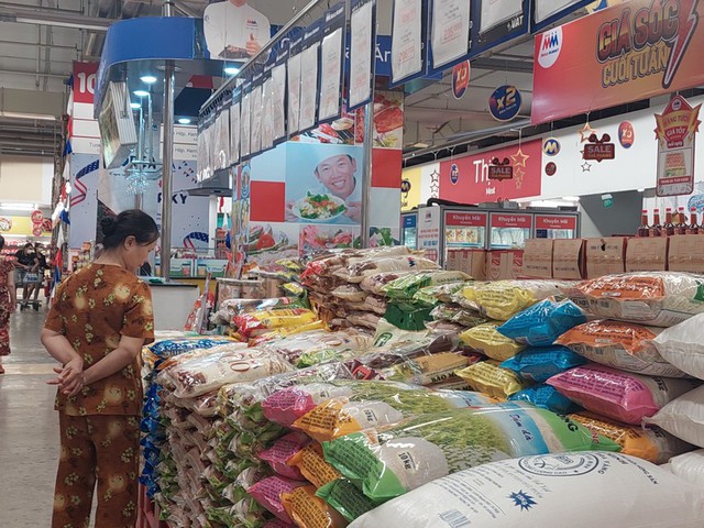 Giá gạo tiếp tục tăng, sản xuất vụ Thu Đông tăng tốc - Ảnh 1.