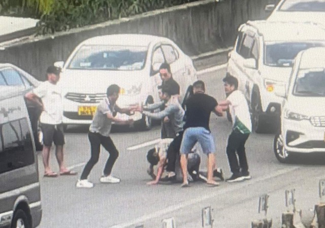 TP Hồ Chí Minh: Nhóm côn đồ hành hung người trên đường dẫn cao tốc - Ảnh 2.