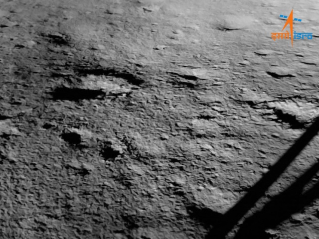 Ấn Độ công bố hình ảnh cực Nam mặt trăng - Ảnh 1.