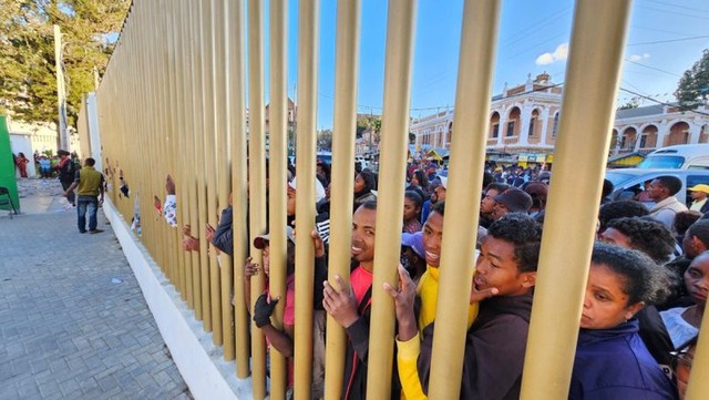 Giẫm đạp kinh hoàng ở sân vận động tại Madagascar - Ảnh 1.