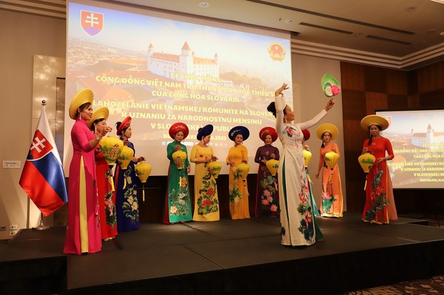 Lễ Chúc mừng cộng đồng người Việt tại Slovakia được công nhận dân tộc thiểu số tại Slovakia - Ảnh 4.