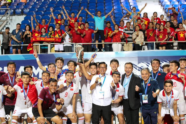 Thắng U23 Indonesia sau loạt luân lưu 11m nghẹt thở, U23 Việt Nam bảo vệ thành công ngôi vô địch - Ảnh 9.