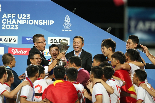 Thắng U23 Indonesia sau loạt luân lưu 11m nghẹt thở, U23 Việt Nam bảo vệ thành công ngôi vô địch - Ảnh 6.