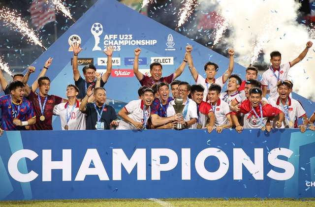 Thắng U23 Indonesia sau loạt luân lưu 11m nghẹt thở, U23 Việt Nam bảo vệ thành công ngôi vô địch - Ảnh 5.