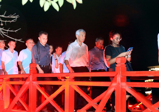 Thủ tướng Singapore Lý Hiển Long thưởng thức ẩm thực, dạo phố đi bộ Hồ Hoàn Kiếm - Ảnh 3.