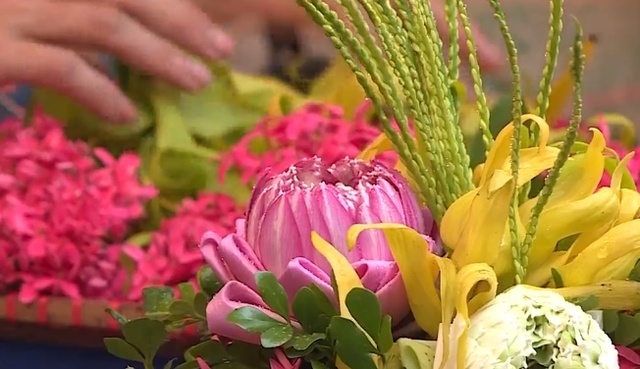 Đĩa hoa truyền thống hút khách dịp Rằm tháng 7 - Ảnh 1.