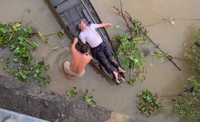 Ô tô mất lái, rơi xuống sông Đồng Nai - Ảnh 1.