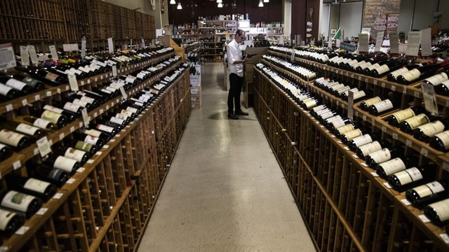 Pháp chi 200 triệu Euro tiêu hủy rượu vang thừa - Ảnh 1.