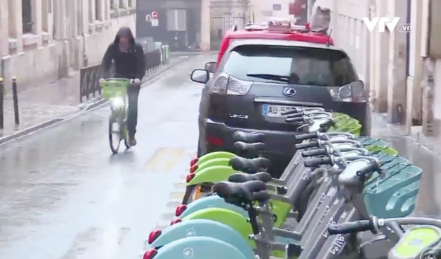 Xe đạp điện lên ngôi tại Paris - Ảnh 1.